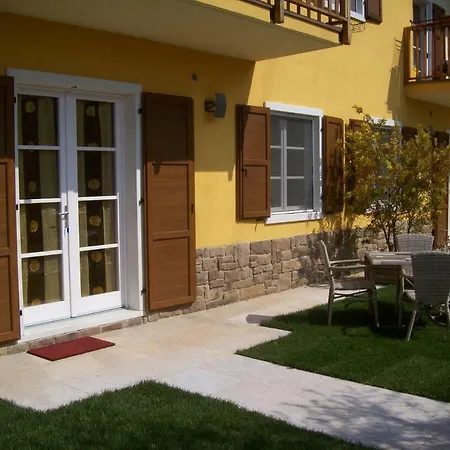 Tasel With Heated Pool Apartment Malcesine